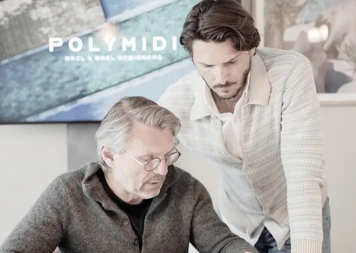 Deux membres de l’équipe Polymidi travaillant ensemble sur un projet